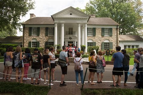 Elvis Presley's Graceland starting live virtual tours | AP News