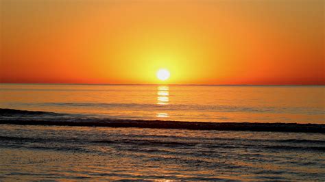 Download wallpaper 1600x900 sunset, sea, waves, sun, reflection widescreen 16:9 hd background