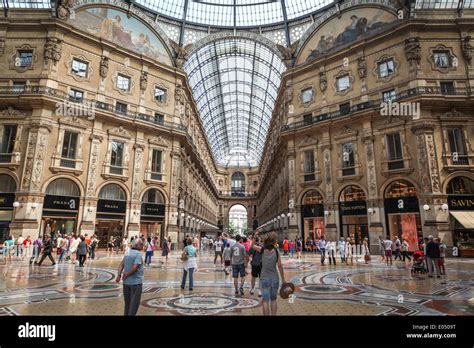 Galleria Vittorio Emanuele II, famous luxury shopping mall in Milan ...