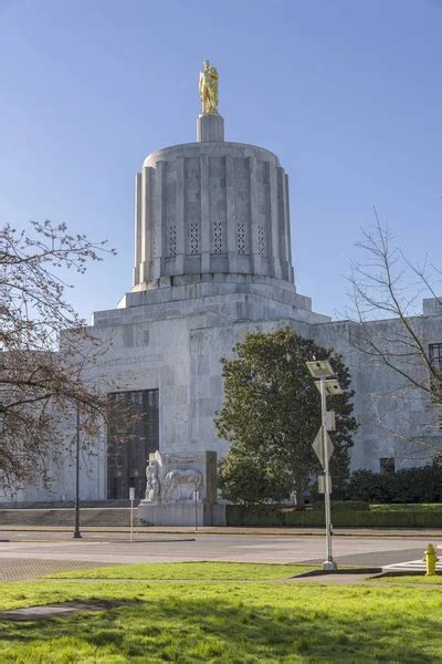 State capitol building Salem Oregon. — Stock Photo © Rigucci #146643795