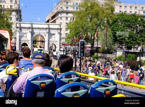 Open top bus london hi-res stock photography and images - Alamy