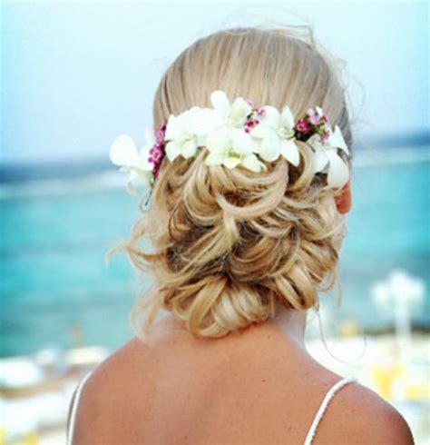 Bride-In-Dream: Wedding Hairstyles for Beach Wedding