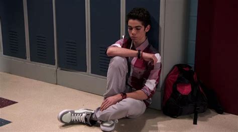 sneakers grey and white high tops Luke Ross (Cameron Boyce) in Jessie | Spotern