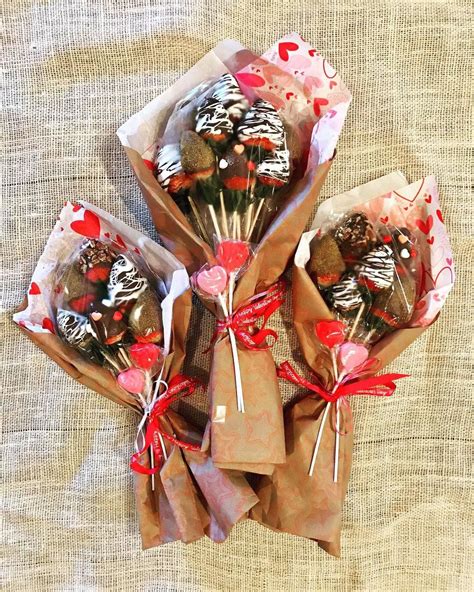 Valentine’s Day Chocolate Covered Strawberry Bouquet #chocolatecoveredstrawberries | Presentes ...