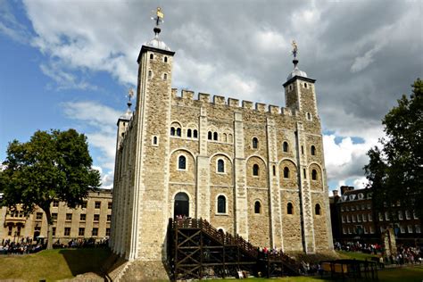 Tower of London: A Thousand Years of History and the Crown Jewels