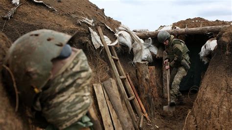 Ukrainian President Volodymyr Zelensky heads to the trenches as Russian ...