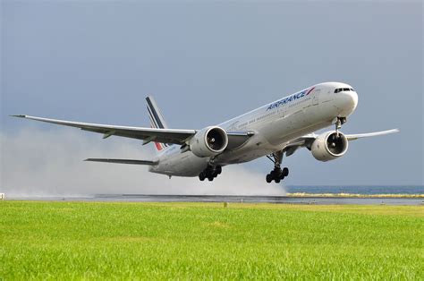 RWY24R - Aviation blog - Daily news and images Beautiful Air France Boeing 777-300 rotating on a ...