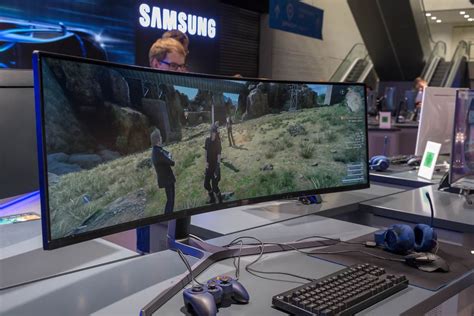 Gamer zockt auf einem Curved Gaming Monitor von Samsung - Bilder und Fotos (Creative Commons 2.0)