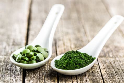 Chlorella vs. Spirulina: Benefits, Risks, and How They Differ | The Healthy