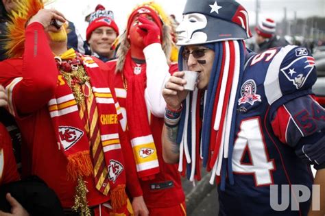 Photo: Chiefs fans party with Patriots fans before AFC Divisional ...