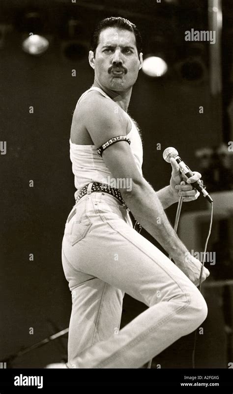 Freddie mercury performing live aid hi-res stock photography and images ...