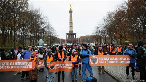 Germany: Last Generation activists blockade Berlin streets – DW – 11/25 ...