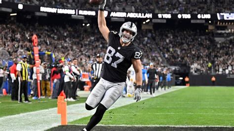 Raiders set franchise scoring record, beat Chargers 63-21