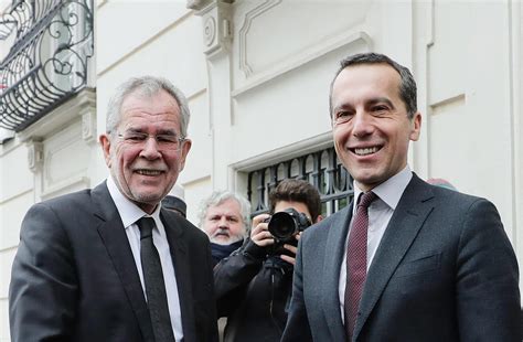 Austrian president finally takes office as government teeters – Euractiv