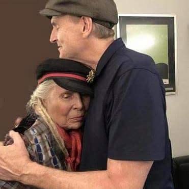 Sweet photo shows enduring friendship between Joni Mitchell, James Taylor