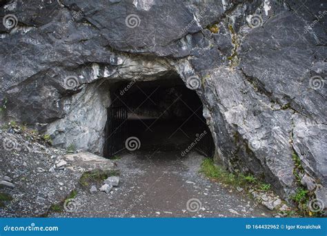 Entrance to dark cave stock photo. Image of cavern, shadow - 164432962