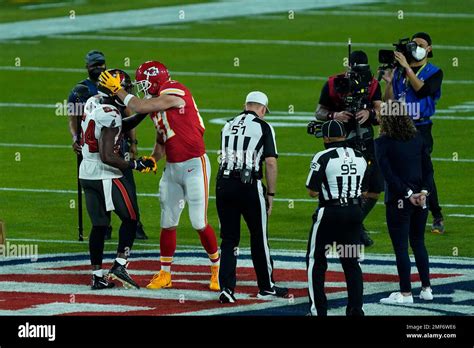 Tampa Bay Buccaneers' Lavonte David (54) and Kansas City Chiefs' Travis ...