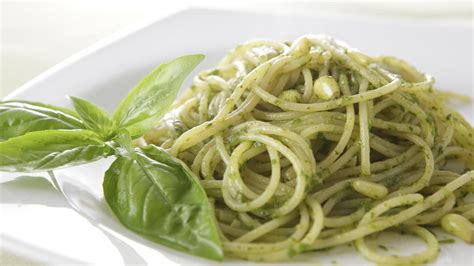 Pasta mit Pesto alla genovese - Rezept mit Video - kochbar.de