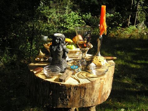 Tree Stump Altar | Altar, Mabon, Witches altar