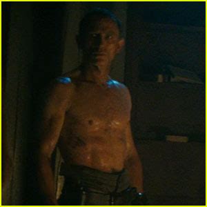 Daniel Craig: Shirtless for ‘Cowboys & Aliens’ Trailer! | Daniel Craig ...