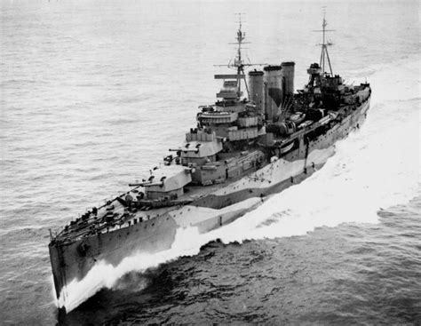 English heavy cruiser "Kent» (HMS Kent) (type "County") in the sea ...