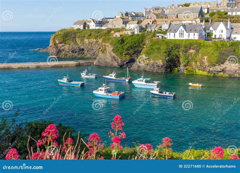 Boats In Port Isaac Harbour Cornwall England UK Stock Photo - Image: 32271680