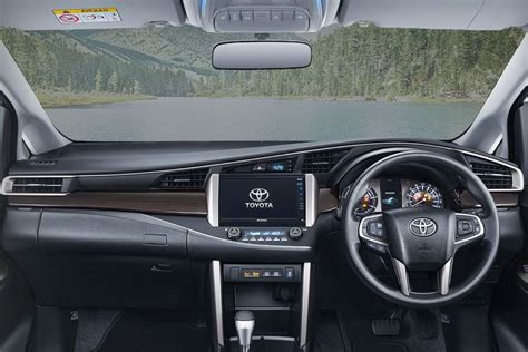 Gambar Toyota Kijang Innova 2024 - Lihat Foto Interior & Eksterior | Oto