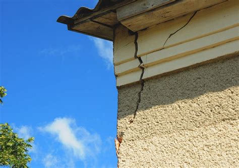 When Is It Time to Repair Stucco Cracks? - All Climate Painting