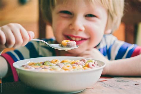 «Child Eating Breakfast Cereal» del colaborador de Stocksy «Sally Anscombe» - Stocksy