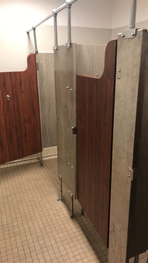 You can see into the bathroom stalls at my uni : CrappyDesign