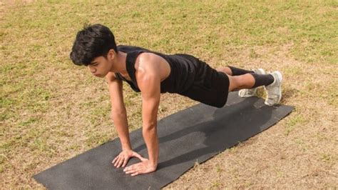 How to Do the Diamond Push-Up for Bigger Triceps and a Stronger Lockout ...