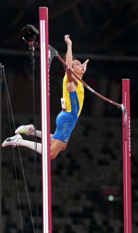 Olympics Pole Vault : Pole Vault Olympics / EJ Obiena Advances to Pole ...