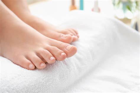 Skin Peeling Between the Toes: What It Means – Cottonique - Allergy-free Apparel