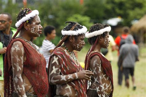 Mengenal Pakaian Adat Papua yang Tak Hanya Koteka