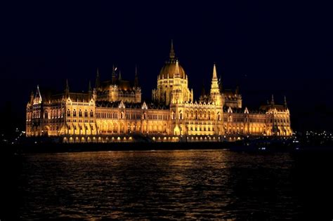 Premium Photo | Hungarian parliament building at night, budapest, hungary