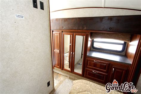 Bunkhouse used outside kitchen 5th wheel (41) - Good Life RV