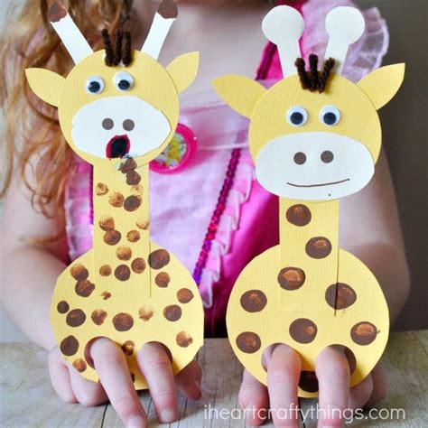 Adorable Finger Puppet Giraffe Craft - I Heart Crafty Things