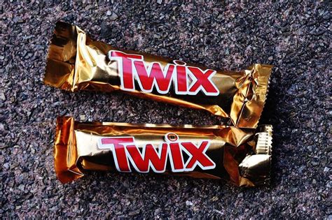 Left Twix vs Right Twix: Difference and Comparison