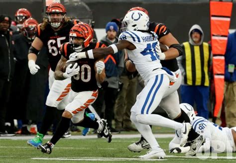 Photo: Bengals Chase Brown Runs the Football - KYP20231210039 - UPI.com