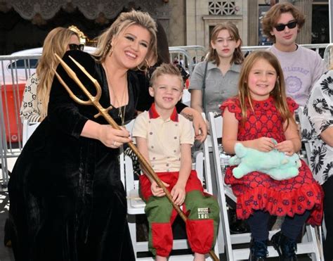 Kelly Clarkson dons figure-hugging dress as she makes unsettling confession about her kids ...