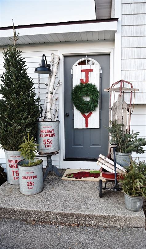 25 Beautiful Farmhouse Christmas Porches - Honeybear Lane