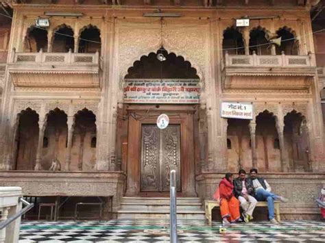 एक ऐसा मंदिर जिसका विग्रह बनाया नहीं गया खुद प्रकट हुआ है श्री बांके बिहारी जी का मंदिर जाने ...