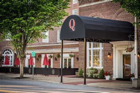 Queensbury Hotels | Have your wedding celebration right in downtown Queensbury, NY