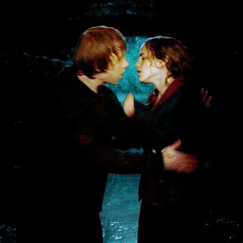 Ron and Hermione kiss during ‘Deathly Hallows’ — Harry Potter Fan Zone