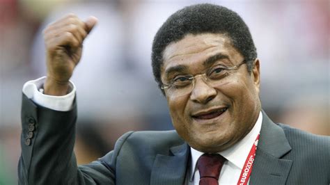 Portugal football legend Eusebio dies at 71 – Channel 4 News