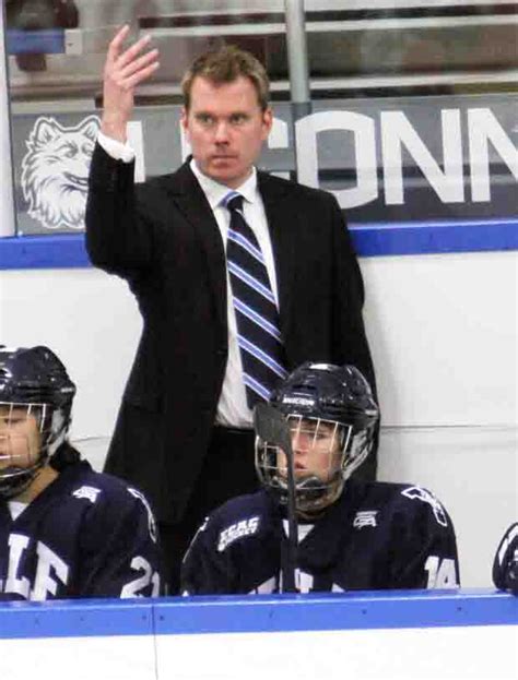 WOMEN'S ICE HOCKEY: Head coach resigns - Yale Daily News