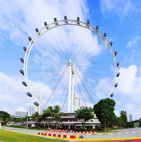 Singapore Ferris Wheel stock photo. Image of light, futuristic - 32759182