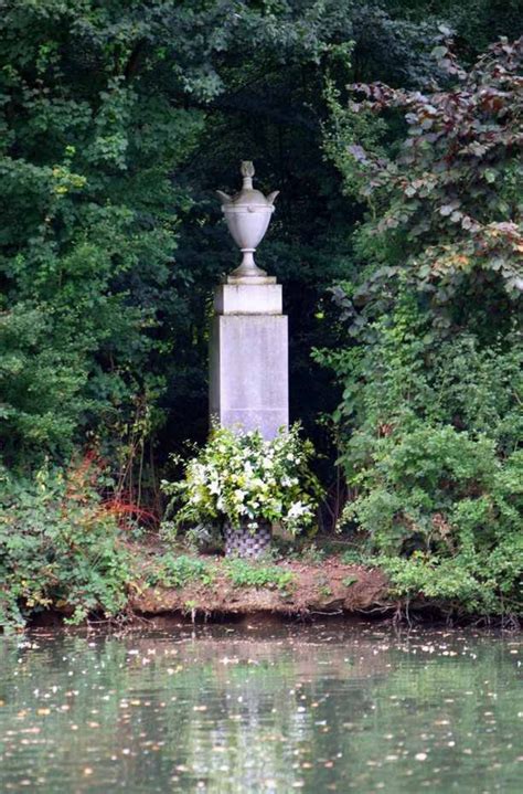 The grave of Diana, Princess of... - Diana, Princess of Wales