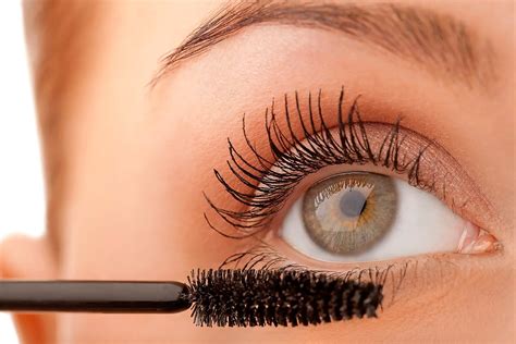 Choosing the Right Eyelash Extension Mascara - Our Top 3Picks