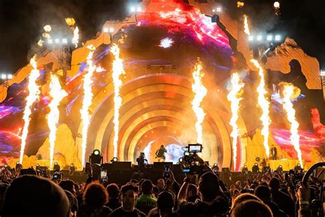 Astroworld Festival Attendee Recalls Tragic Scene of Dead Bodies: 'You Could Hear the Screams of ...